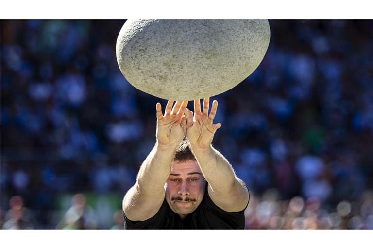 Steinewerfer: Mauro Betschart in Aktion im Unspunnen-Finale im Rahmen des Eidgenössischen Schwing- und Älplerfest in Mollis in der Schweiz.
