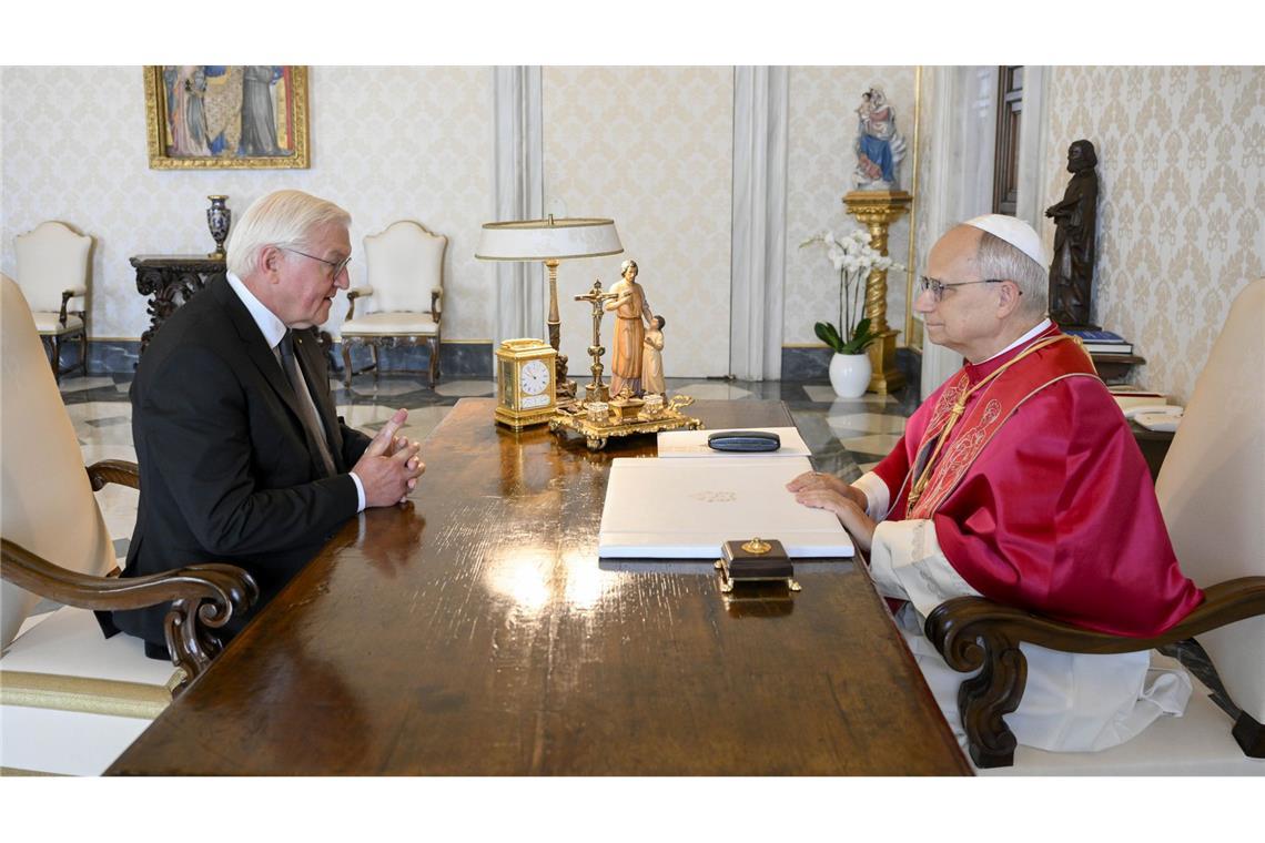 Steinmeier: Papst kann wichtiger Vermittler in Krisen sein Steinmeier lädt den Papst zu Besuch nach Deutschland ein.
