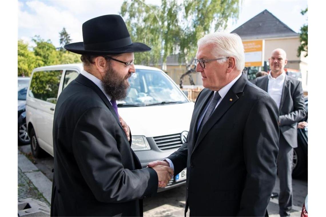 Steinmeier trifft Rabbiner - Antisemitismus ist „Gift“ Steinmeier (r) beim Gespräch mit Yehuda Teichtal in Berlin. Foto: Bernd von Jutrczenka