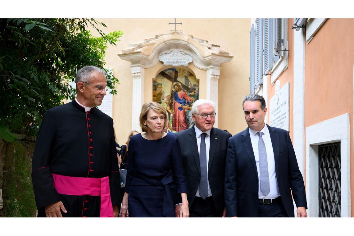 Steinmeier: Papst kann wichtiger Vermittler in Krisen sein Steinmeier und seine Frau Elke Büdenbender im Vatikan.