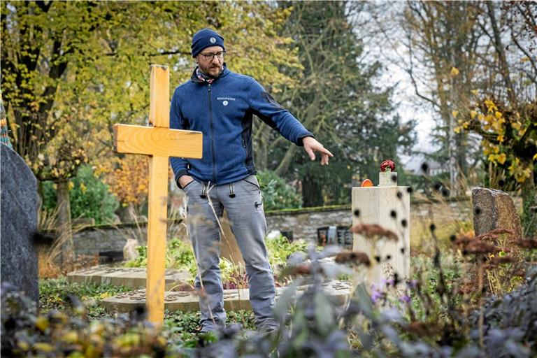 Steinmetz Sven Vollbrecht vor dem Grab seines Vaters im Urnenpark auf dem Backnanger Stadtfriedhof. Foto: Alexander Becher