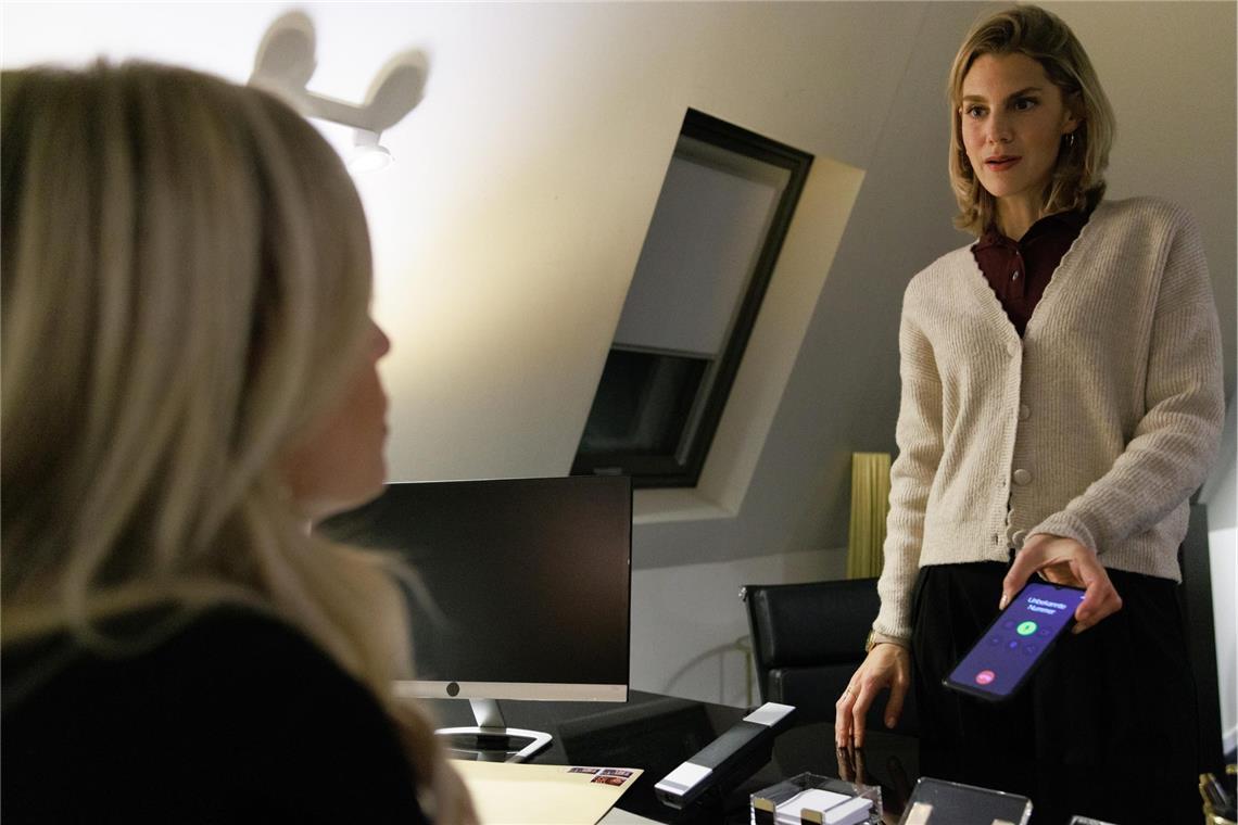 Stella (Bettine Langehein, r.) ist elektrisiert, als sich jemand auf ihr Flugblatt meldet. Links Patrizia (Miriam Lahnstein)