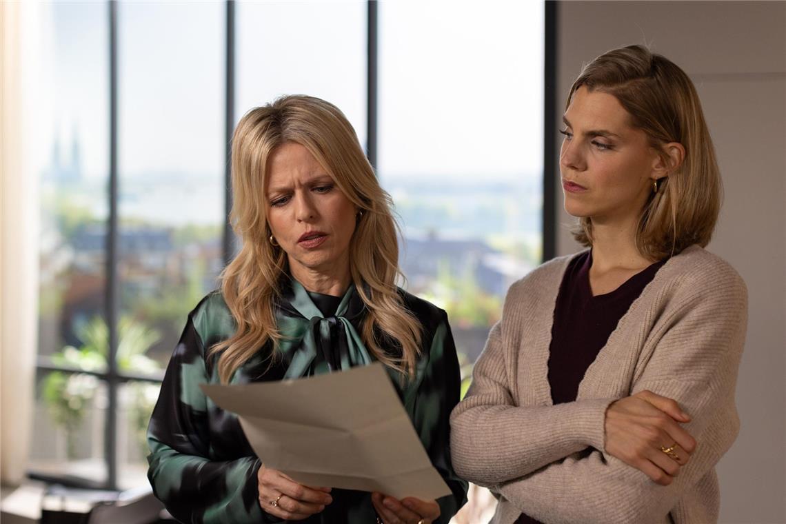 Stella (Bettine Langehein, r.) und Patrizia (Miriam Lahnstein) geraten wegen einer weiteren Lösegeldforderung erneut aneinander.