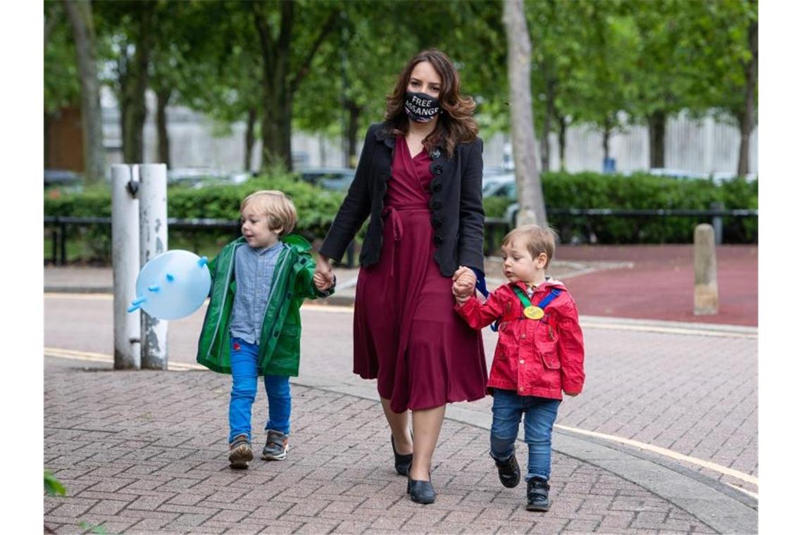 Stella Moris (M) geht mit ihren Kindern Gabriel (l) und Max vor dem Belmarsh-Gefängnis, nachdem sie Assange besucht haben. Foto: Dominic Lipinski/PA Wire/dpa