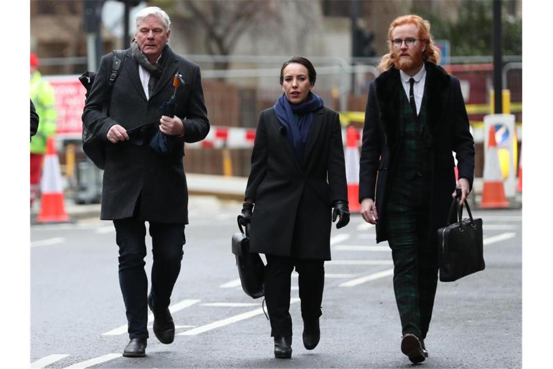 Stella Moris (M), Verlobte von Wikileaks-Gründer Julian Assange, und Wikileaks-Sprecher Kristinn Hrafnsson (l) treffen vor dem Strafgerichtshof Old Bailey ein (Mann rechts ist nicht identifiziert). Im Verfahren um den US-Auslieferungsantrag für Assange wird mit einer Entscheidung gerechnet. Foto: Yui Mok/PA Wire/dpa