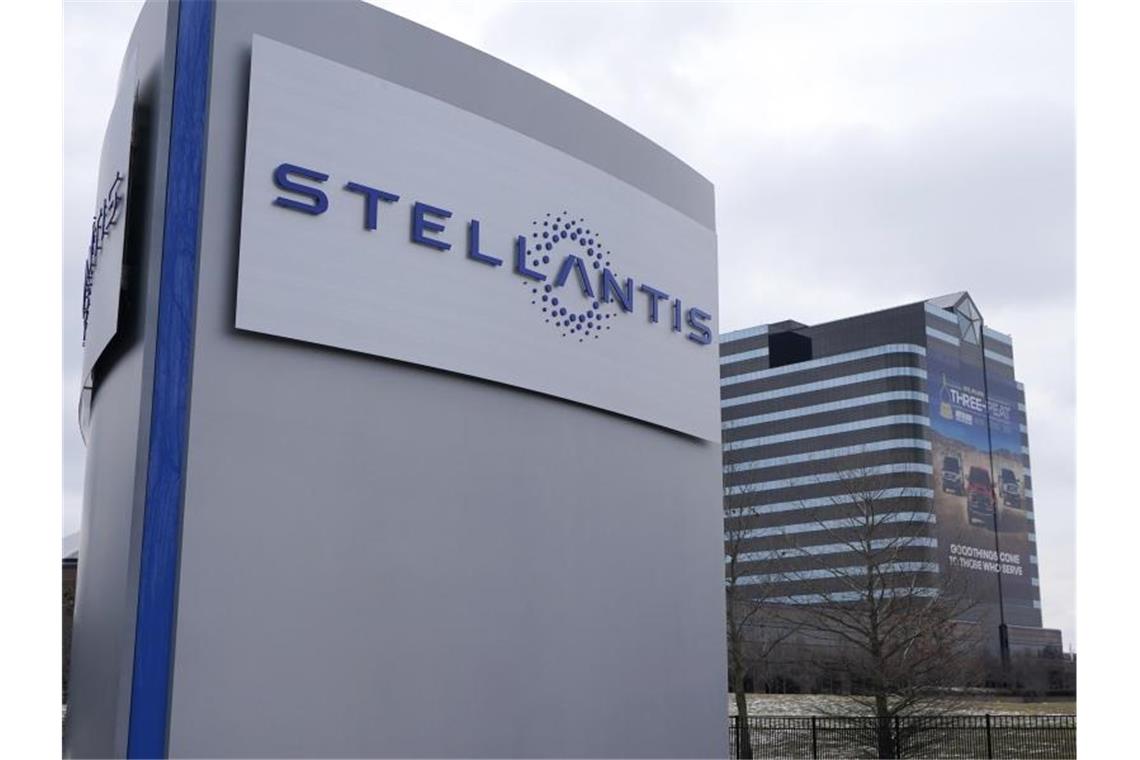 Stellantis-Chef wettert gegen Elektroauto-Strategie der EU Stellantis-Chef Carlos Tavares übt Kritik an der Strategie der EU bei der Umstellung auf Elektrofahrzeuge. Foto: Carlos Osorio/AP/dpa