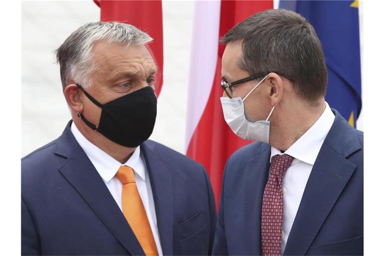 Stellen die EU mit ihrem Veto vor Probleme: Polens Premierminister Mateusz Morawiecki (r) und Ungarns Viktor Orban. Foto: Czarek Sokolowski/AP/dpa