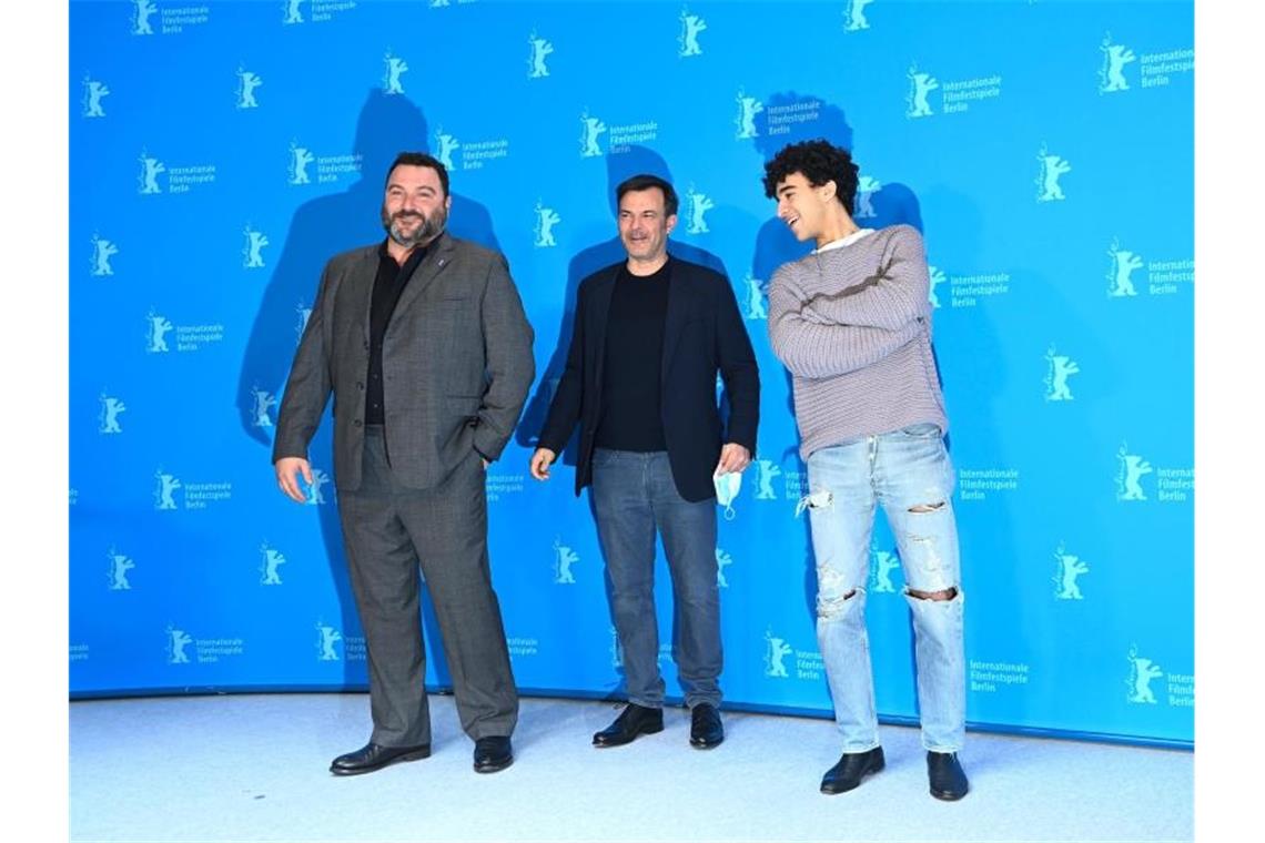Die Berlinale beginnt - „Wir sind zurück in der Kirche“ Stellen in Berlin ihren Film „Peter von kant“ vor: der Schauspieler Denis Menochet (l-r), der Regisseur François Ozon und der Schauspieler Khalil Gharbia. Foto: Jens Kalaene/dpa-Zentralbild/dpa