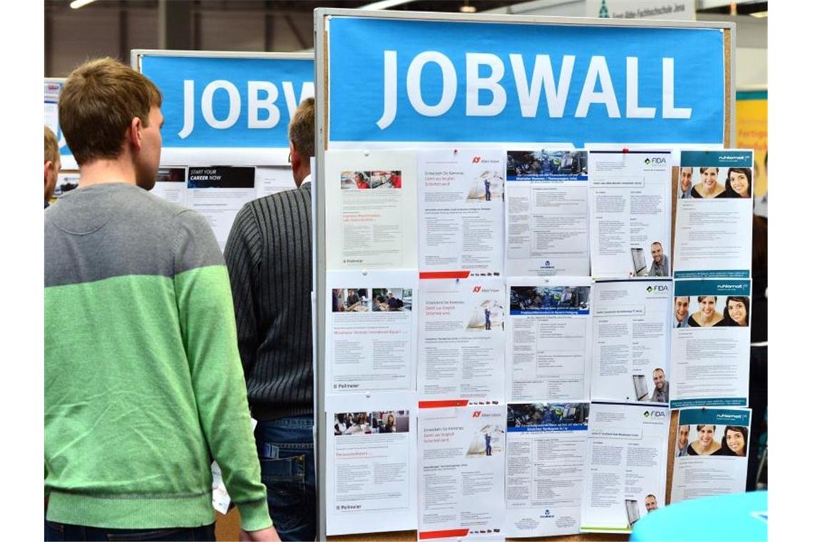 Stellenangebote an einer sogenannten „Jobwall“. Der jahrelange Stellenboom in Deutschland hat einen leichten Dämpfer erhalten. Foto: Martin Schutt