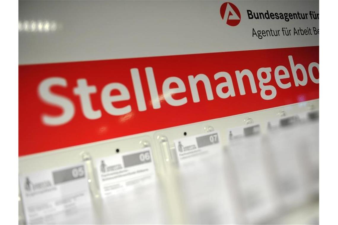 Arbeitsmarkt-Experten trotz Corona-Krise zuversichtlich Stellenangebote in einer Agentur für Arbeit. Foto: Paul Zinken/dpa/Symbolbild