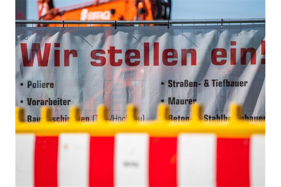 Stellenausschreibung via Bauzaun - die Stimmung bei den deutschen Unternehmen hellt sich weiter auf. Foto: Robert Michael/dpa-Zentralbild/dpa