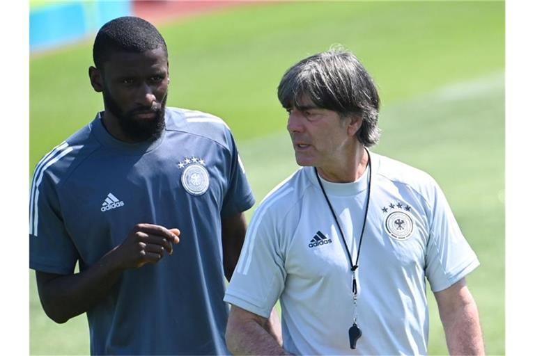 Stellt keinen Sonderbewacher für Portugals Cristiano Ronaldo ab: Bundestrainer Joachim Löw (r).. Foto: Federico Gambarini/dpa