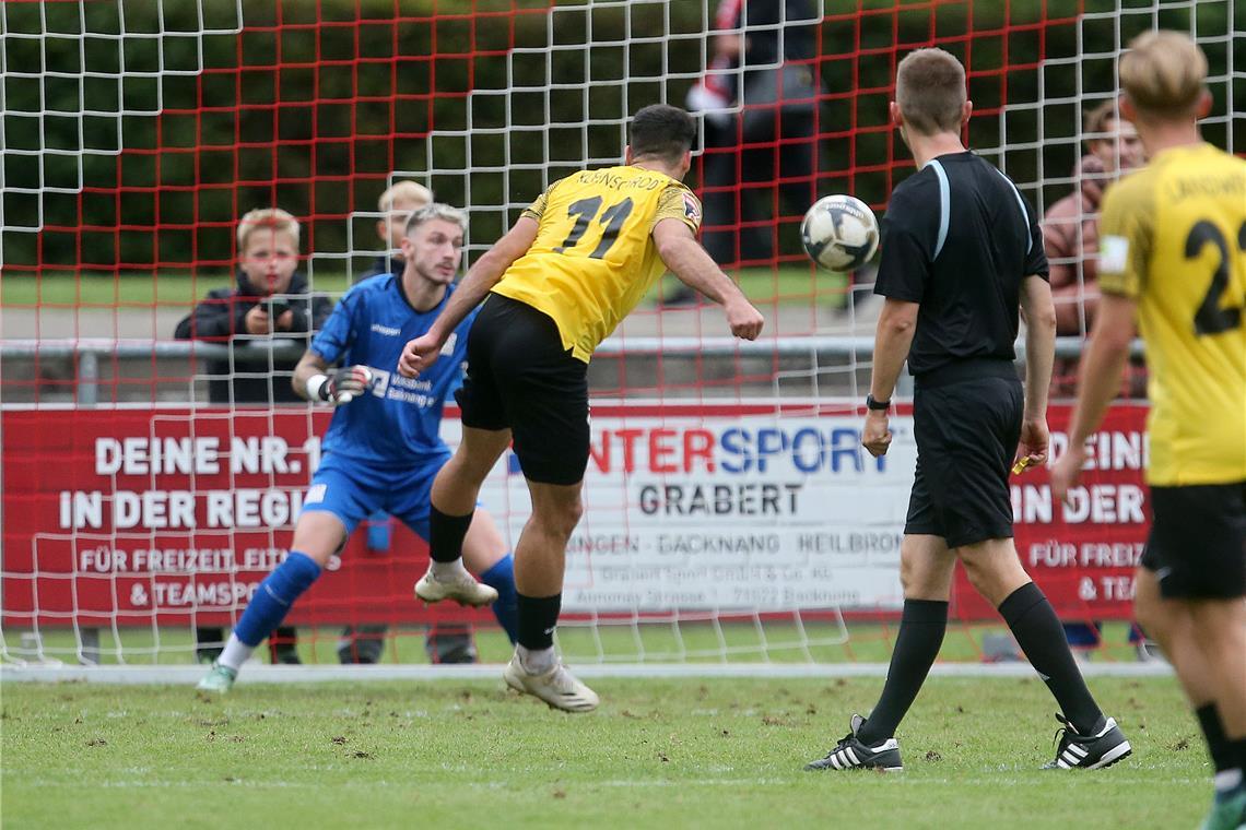 TSG Backnang gegen SG Sonnenhof Großaspach: Das 0:2 zieht den Gastgebern den Stecker Stellt mit seinem Kopfballtor die Weichen auf Sieg: Großaspachs Michael Kleinschrodt. Schlussmann Enrico Caruso und die TSG haben letztlich klar das Nachsehen. Foto: Avanti