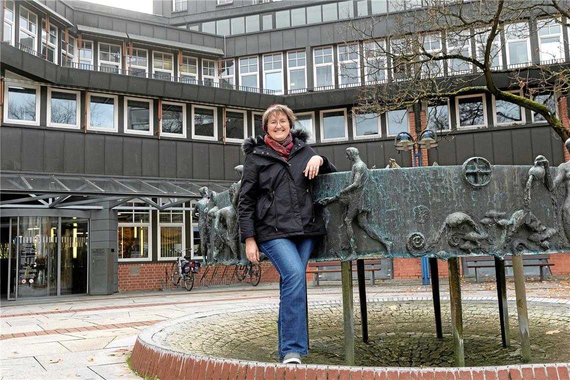 Chancen für den ländlichen Raum Stellt sich einer neuen Kulturherausforderung: Claudia Erlekamm am Brunnen von Fritz Nuss vor dem Landratsamt Waiblingen. Foto: J. Fiedler