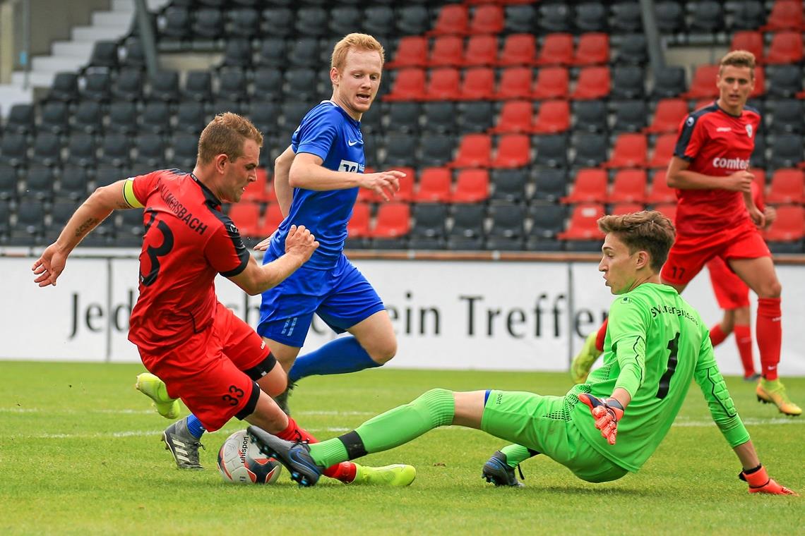 Allmersbach sichert sich das Double Stellte die SVU-Abwehr immer wieder vor Probleme: Kim-Steffen Schmidt. Fotos: A. Becher