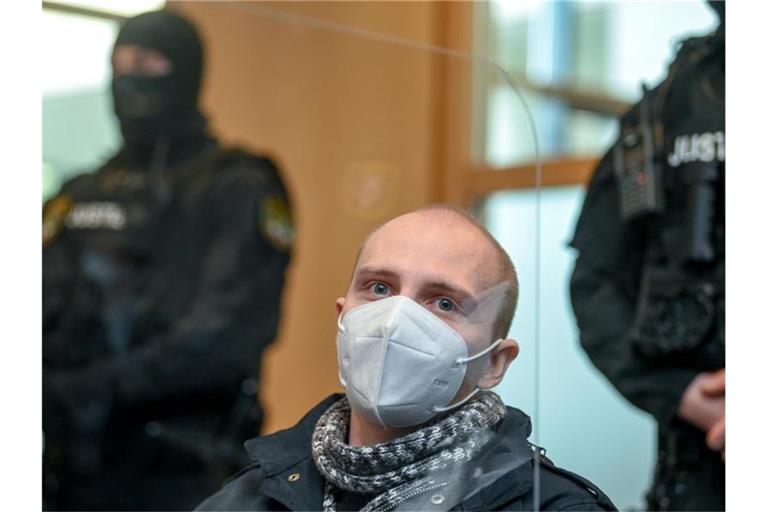 Stephan B. beim Prozess in Magdeburg im vergangenen Jahr, bei dem er zu lebenslanger Haft verurteilt wurde. Foto: Hendrik Schmidt/dpa-Zentralbild-POOL/dpa