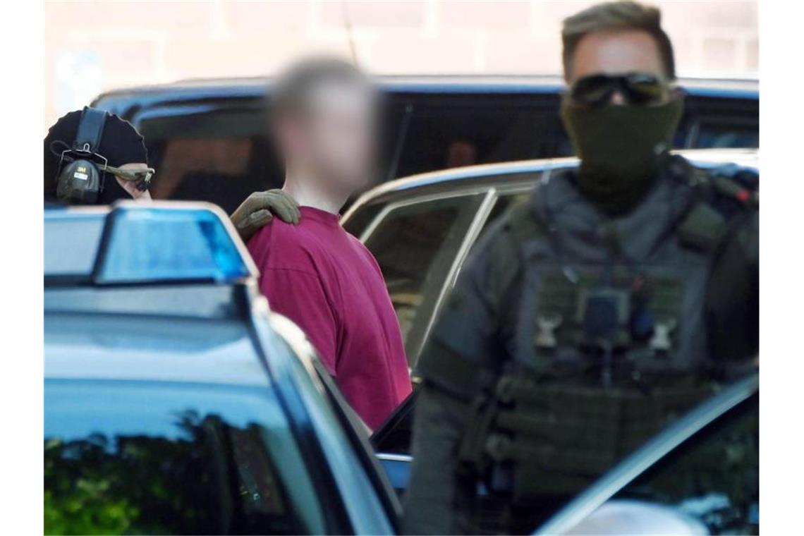 Ermittler im Fall Lübcke finden gesuchtes Auto Stephan E., Tatverdächtiger im Fall des ermordeten Kasseler Regierungspräsidenten Walter Lübcke, wird zum Bundesgerichtshof gebracht. Foto: Uli Deck