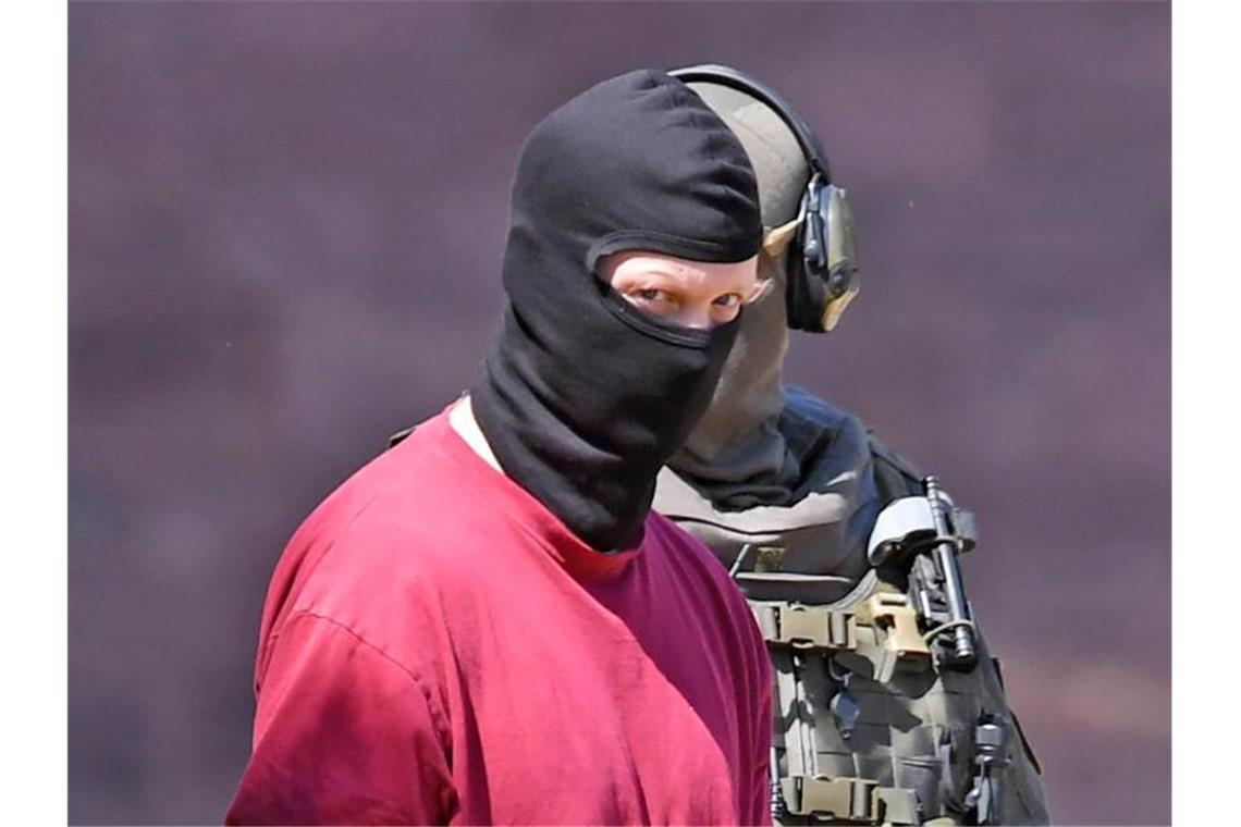 Mordfall Lübcke: Ermittlung wegen weiterer Bluttat Stephan E., Tatverdächtiger im Fall des ermordeten Kasseler Regierungspräsidenten Lübcke, wird nach einem Haftprüfungstermin beim Bundesgerichtshof zu einem Hubschrauber gebracht. Foto: Uli Deck/Archiv