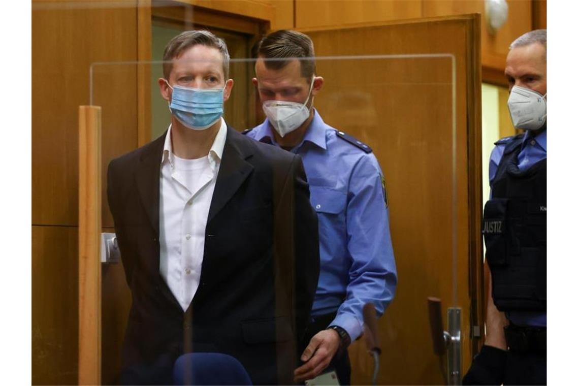 Stephan Ernst (l) ist zu lebenslanger Haft verurteilt worden. Foto: Kai Pfaffenbach/Reuters/Pool/dpa