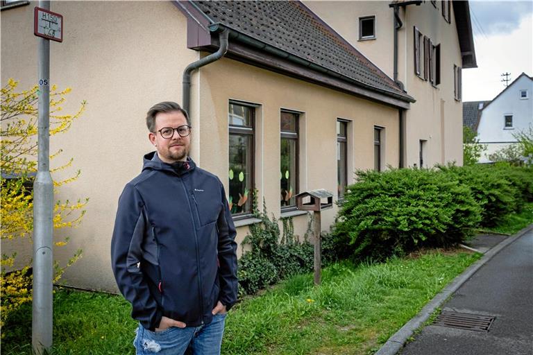 Stephan Fichtner macht sich durch den Abriss des alten Schulhauses Sorgen um die Betreuung seiner Tochter. Foto: Alexander Becher