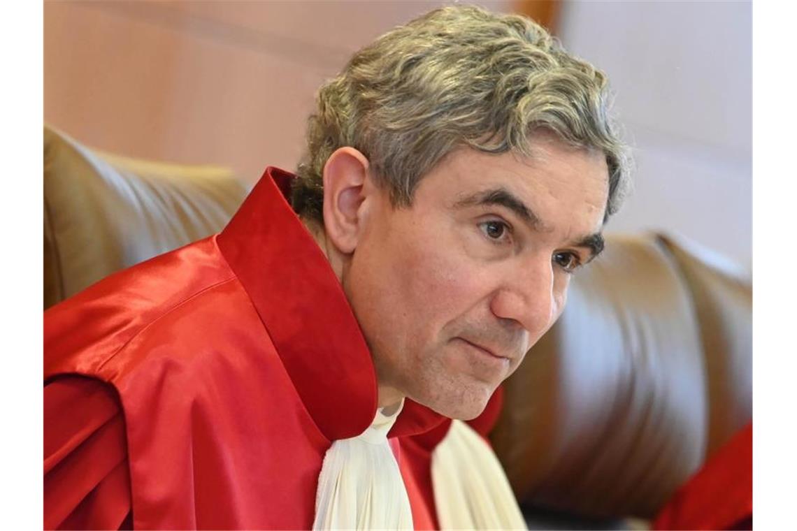 Verfassungsrichter hat Verständnis für Politik in Krise Stephan Harbarth sitzt im Gerichtssaal. Foto: Uli Deck/dpa