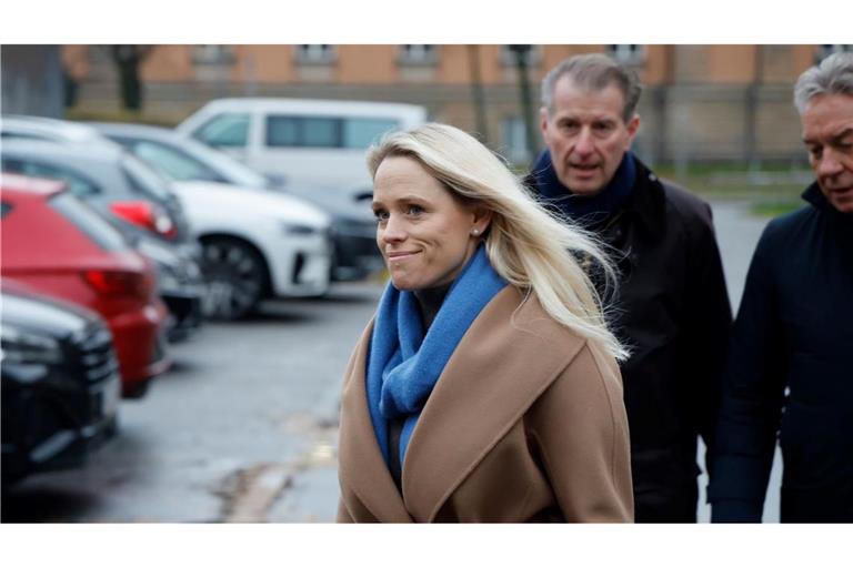 Stephan Hensel (hinten), Ex-Ehemann und Vater der Kinder von C. Block, und seine Frau Astrid Have kommen mit Gerd Uecker (r), Familienanwalt von S. Hensel, zur Fortsetzung des Prozesses.