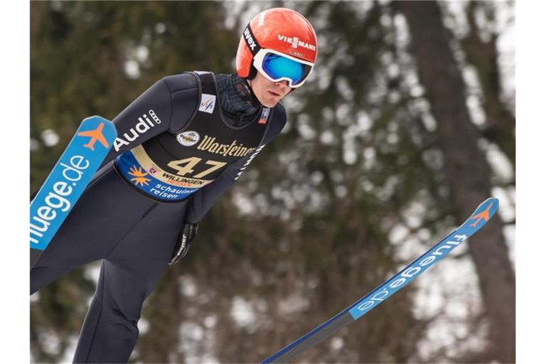 Stephan Leyhe aus Deutschland springt von der Mühlenkopfschanze. Foto: Swen Pförtner/dpa