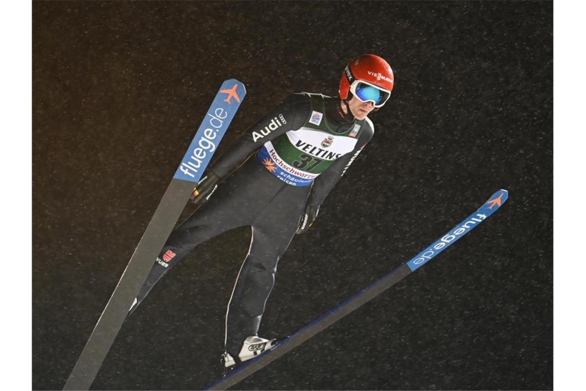 Stephan Leyhe hat beim Heim-Weltcup in Titisee-Neustadt einen geteilten fünften Platz erreicht. Foto: Patrick Seeger/dpa