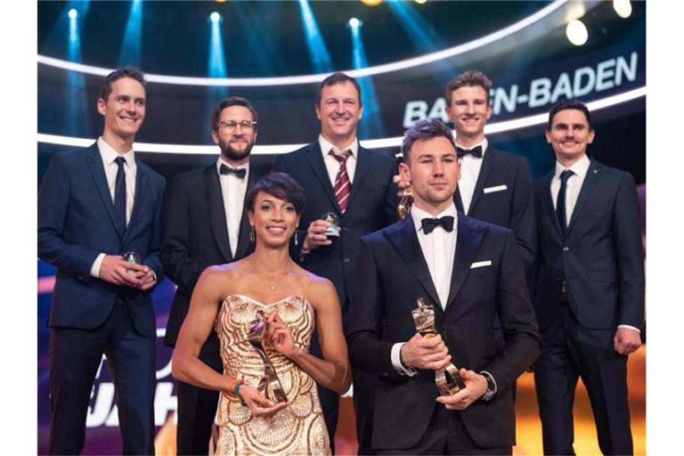 Stephan Leyhe, Markus Eisenbichler, Werner Schuster, Karl Geiger, Richard Freitag, Malaika Mihambo und Niklas Kaul. Foto: Patrick Seeger/dpa/Archivbild