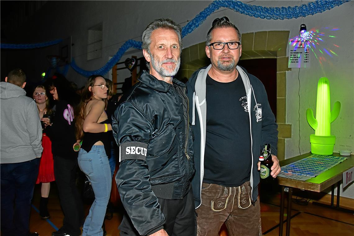 Stephan Sigmund (rechts, Vorsitzender Biking Nomads) und Karlheinz Batke (Securi...