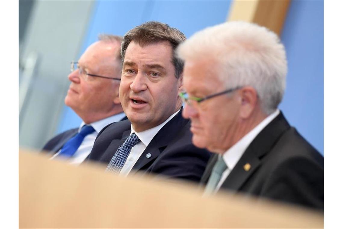 Stephan Weil, Markus Söder und Winfried Kretschmann geben eine Pressekonferenz zu der Zukunft der Automobilindustrie. Foto: Britta Pedersen