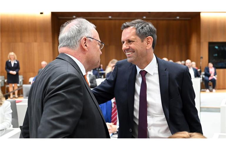 Stephan Weil (SPD, l), scheidender Ministerpräsident von Niedersachsen, und sein Nachfolger, Olaf Lies.