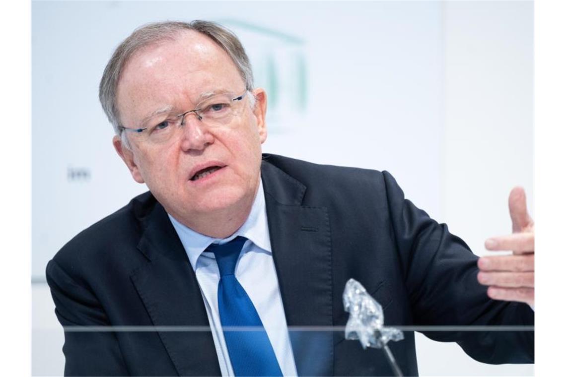 Stephan Weil (SPD), Ministerpräsident von Niedersachsen, spricht in einer Landespressekonferenz. Foto: Julian Stratenschulte/dpa