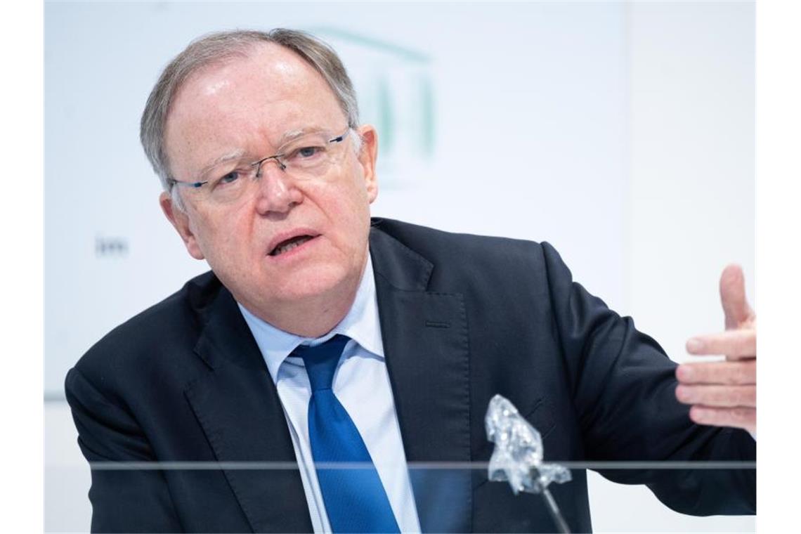 Weil schlägt Kontaktbeschränkungen nach Weihnachten vor Stephan Weil (SPD), Ministerpräsident von Niedersachsen, spricht in einer Landespressekonferenz. Foto: Julian Stratenschulte/dpa