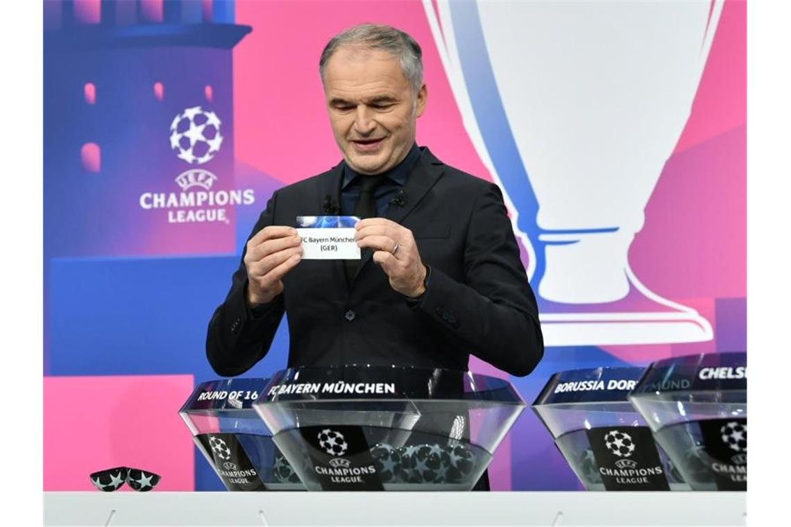Auslosung: Bayern redet Lazio stark - Leipzig gegen Klopp Stephane Chapuisat zog in Nyon die Lose. Foto: Harold Cunningham/UEFA/dpa