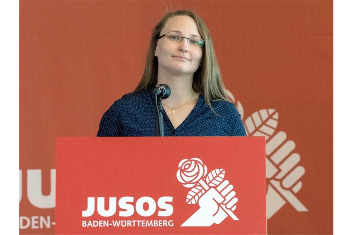 Stephanie Bernickel, Landesvorsitzende der Jusos, spricht bei der Juso-Landesdelegiertenkonferenz. Foto: Benedikt Spether/Archivbild