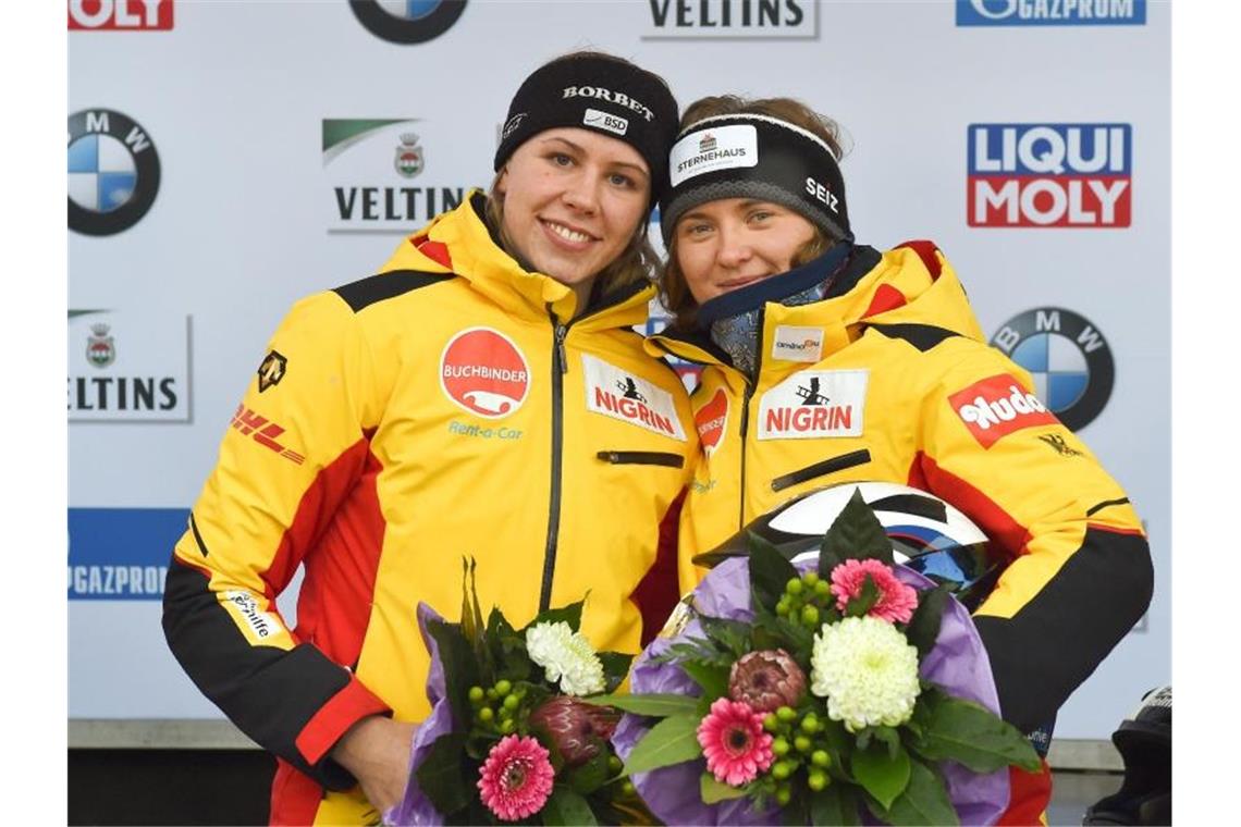 Dreifach-Erfolg für die deutschen Bobpilotinnen Stephanie Schneider (r) und Anschieberin Kira Lipperheide (l) freuen sich über ihren ersten Platz. Foto: Caroline Seidel/dpa