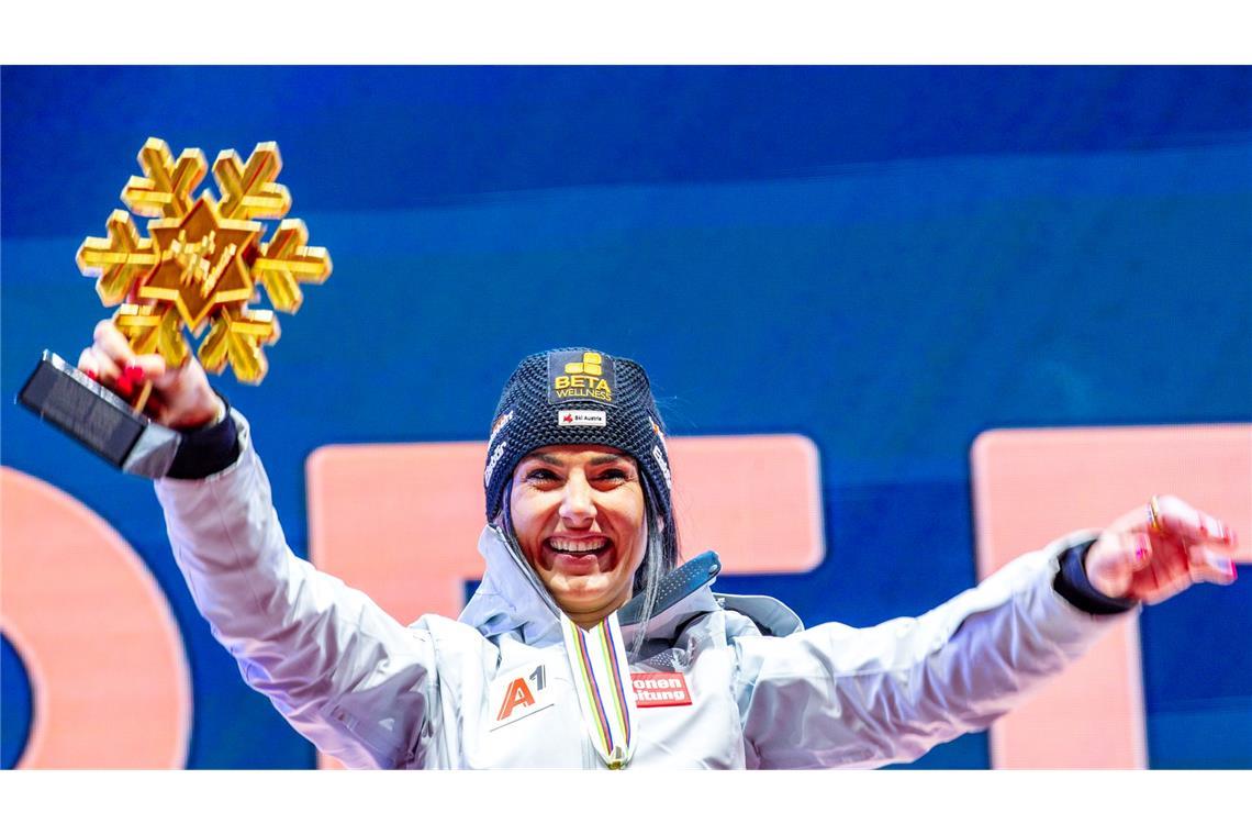 Bilder des Tages Stephanie Venier aus Österreich feiert ihre Goldmedaille beim Super G in Saalbach-Hinterglemm.
