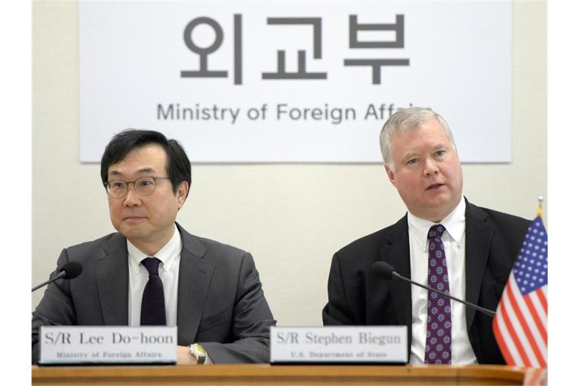 Stephen Biegun, US-Sonderbeauftragter für Nordkorea und Lee Do-hoon, Sonderbeauftragter für Frieden und Sicherheit in Südkorea, sprechen während ihres Treffens im Außenministerium. Es wird vermutet, dass er mit der südkoreanischen Regierung neben dem weiteren Vorgehen im Atomstreit auch über Nahrungshilfen für Nordkorea spricht. Foto: Jung Yeon-Je/AFP Pool/AP