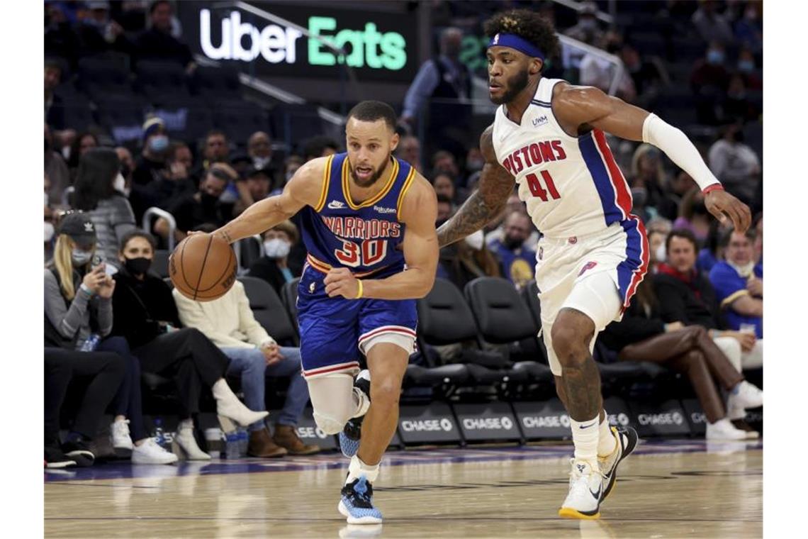 Stephen Curry (l) ist bei den Golden State Warriors zurück. Foto: Jed Jacobsohn/AP/dpa