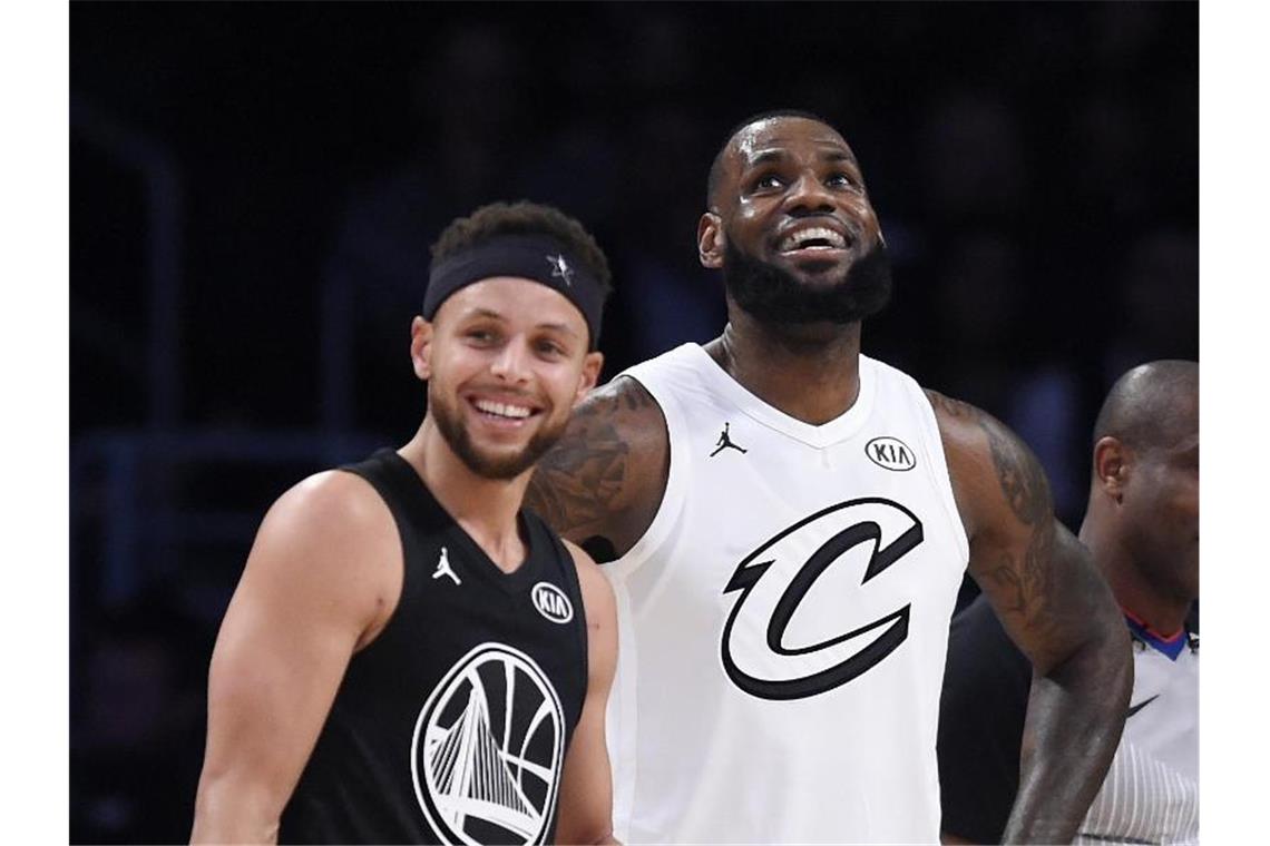 Stephen Curry (l) und LeBron James haben sich neben anderen NBA-Topstars für eine Fortsetzung der unterbrochenen Saison ausgesprochen. Foto: Chris Pizzello/AP/dpa/Archiv
