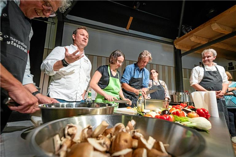 Sternekoch Simon Tress (links) spricht über seine Vorliebe für regionale Bioprodukte und zeigt nebenbei sein Können. Unterstützt wird er von Patrizia Rall, Florian Keimer und Cornelia Wöhrle (von links), Hausherr Thomas Weber (rechts) moderiert. Foto: Alexander Becher