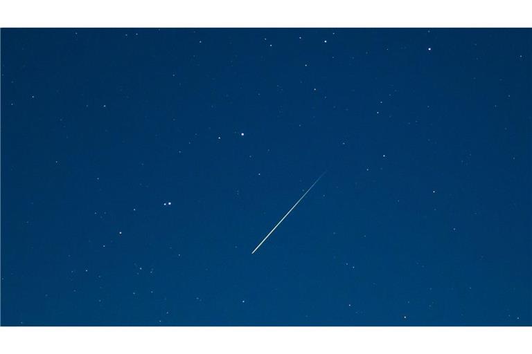 Sternschnuppe am Nachthimmel über Brandenburg.