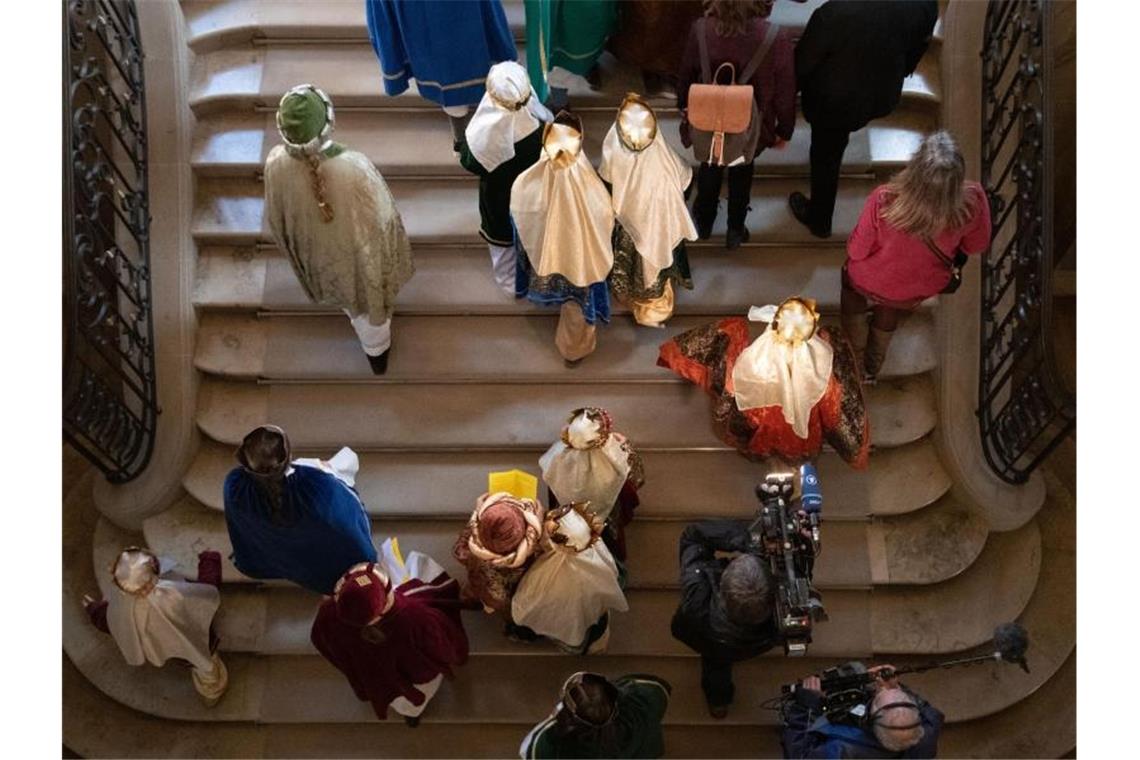 Sternsinger statten Kretschmann Besuch ab Sternsinger und Sternsingerinnen gehen zu einem traditionellen Empfang im Neuen Schloss. Foto: Marijan Murat/dpa/Archivbild