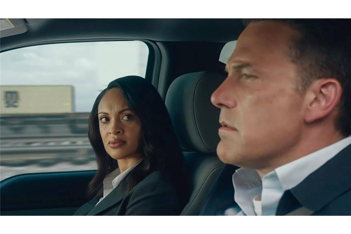Brüder, wollt ihr ewig schlägern? Steuerfahnderin Marybeth Medina (Cynthia Addai-Robinson) braucht die Hilfe von Buchhalter Christian Wolff (Ben Affleck), auch wenn ihr dessen Vorgehensweise nicht passt.
