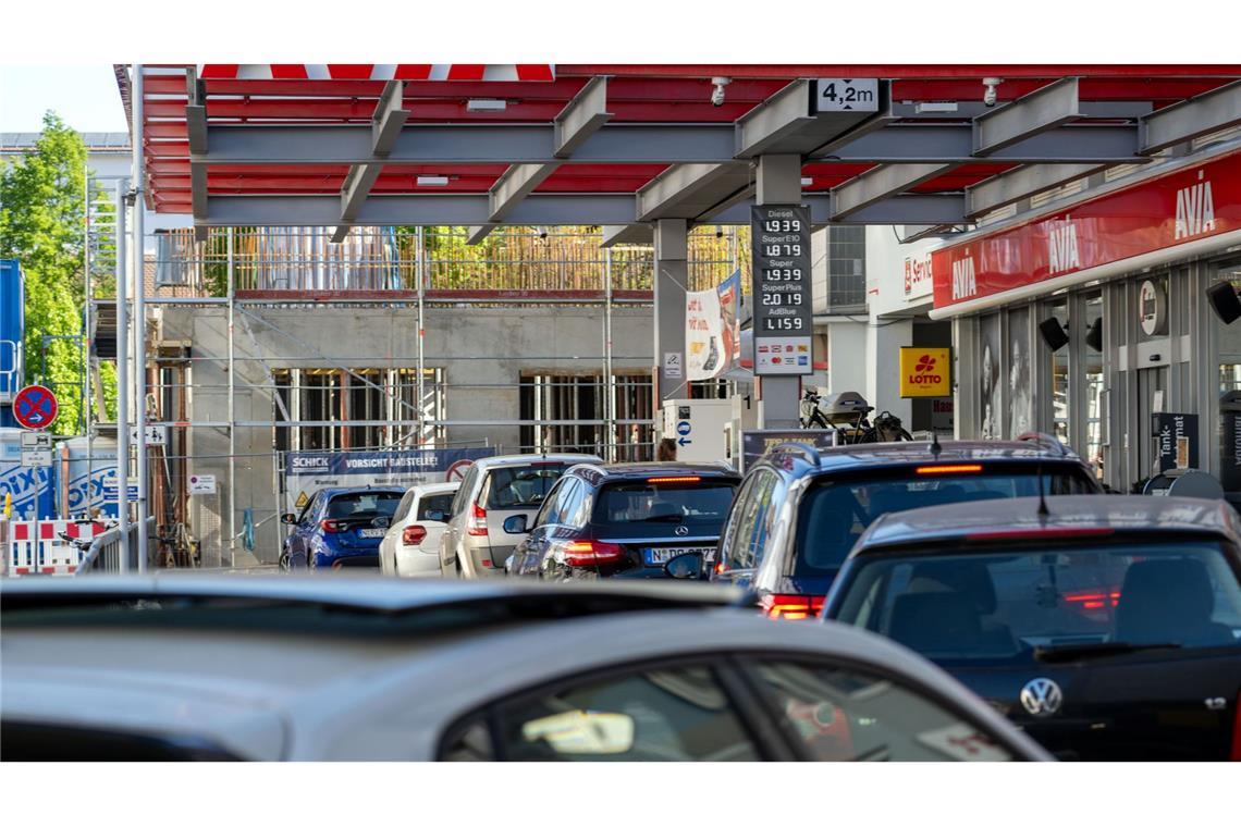 Steuersenkung: Autos stehen am 1. Mai an Tankstellen in Nürnberg Schlange