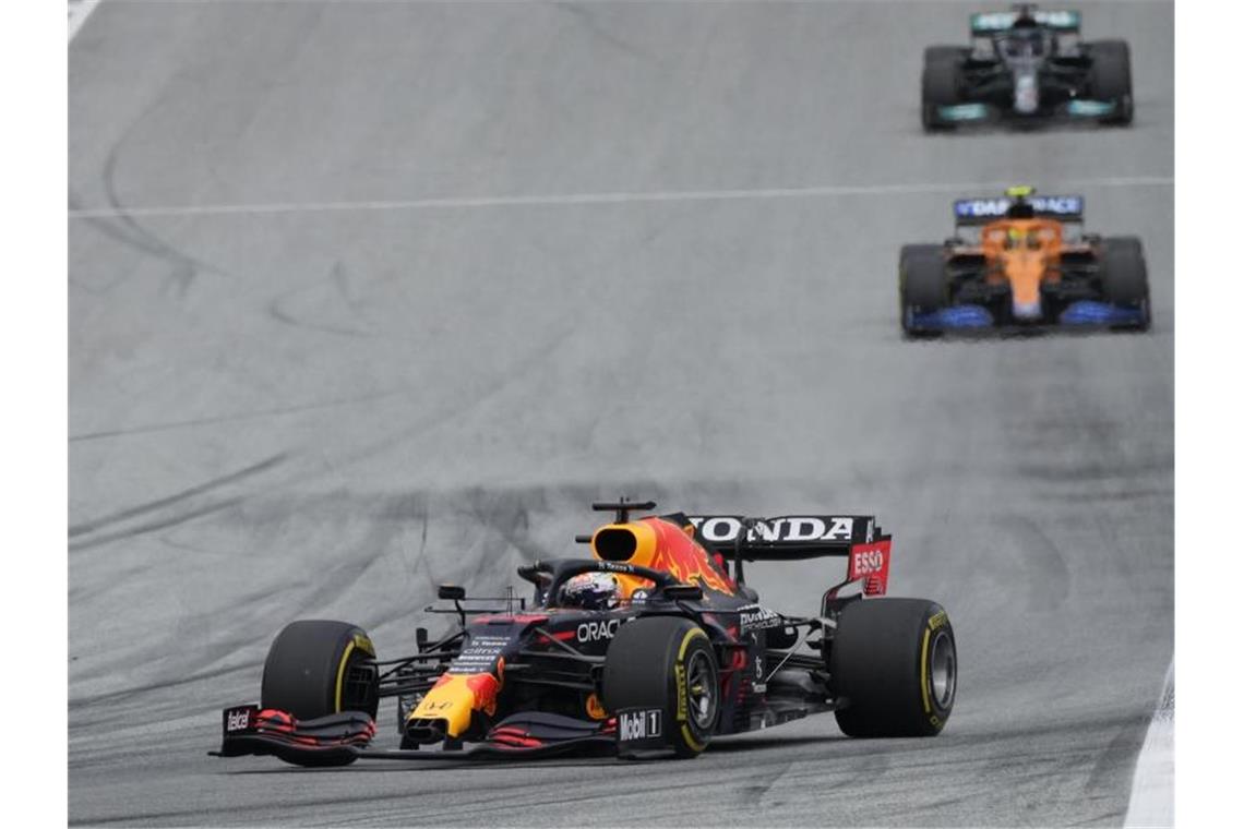 Oranje-Party in Spielberg: Verstappen voll auf Titelkurs Steuert sein Auto zum Sieg: Max Verstappen vom Team Red Bull Racing. Foto: Darko Bandic/AP/dpa