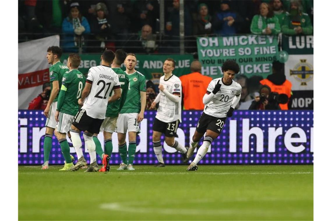 Steuerte drei Tore zum DFB-Sieg gegen Nordirland bei: Bayern-Profi Serge Gnabry (r). Foto: Christian Charisius/dpa