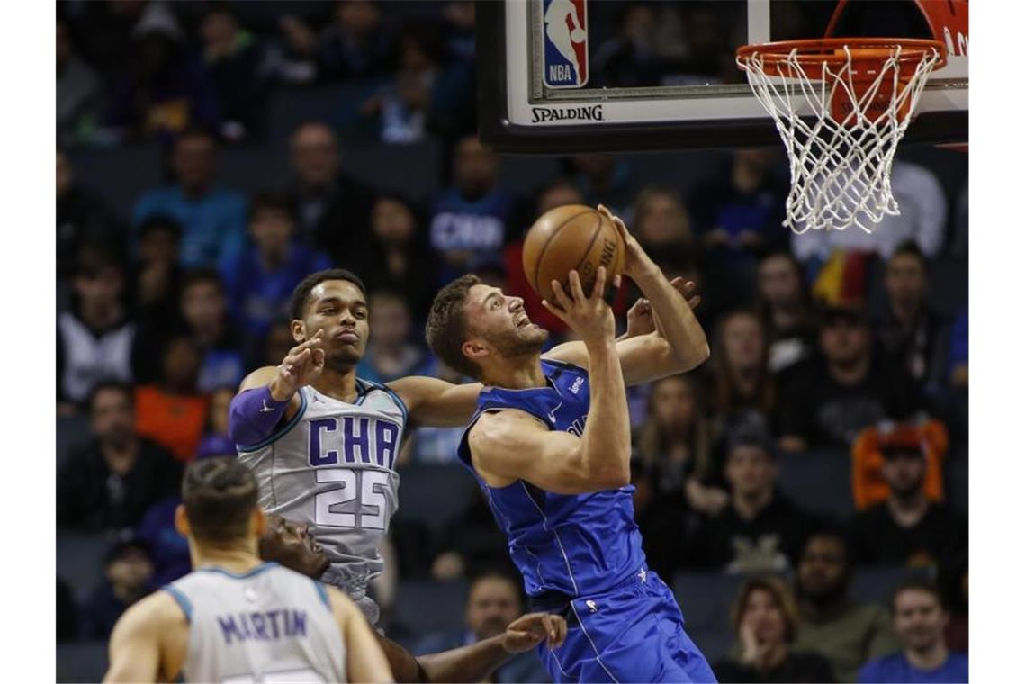 Steuerte sieben Punkte zum Mavs-Sieg bei: Maximilian Kleber (r). Foto: Nell Redmond/AP/dpa