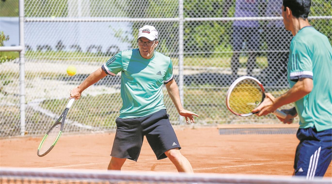 Enges Duell verloren Steuerten im Doppel einen hart erkämpften Punkt für die TSG Backnang bei: Maximilian Hepp (links) und Elmar König.Foto: A. Becher